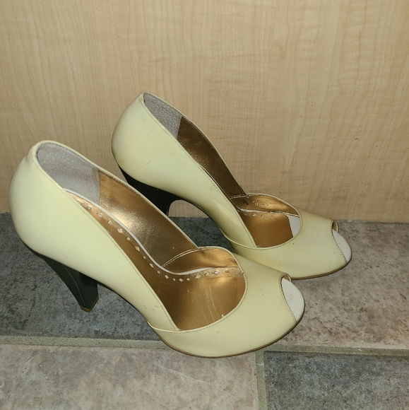 BCBGirls Y2K ivory peep toe pumps 7.5 - Picture 1 of 6